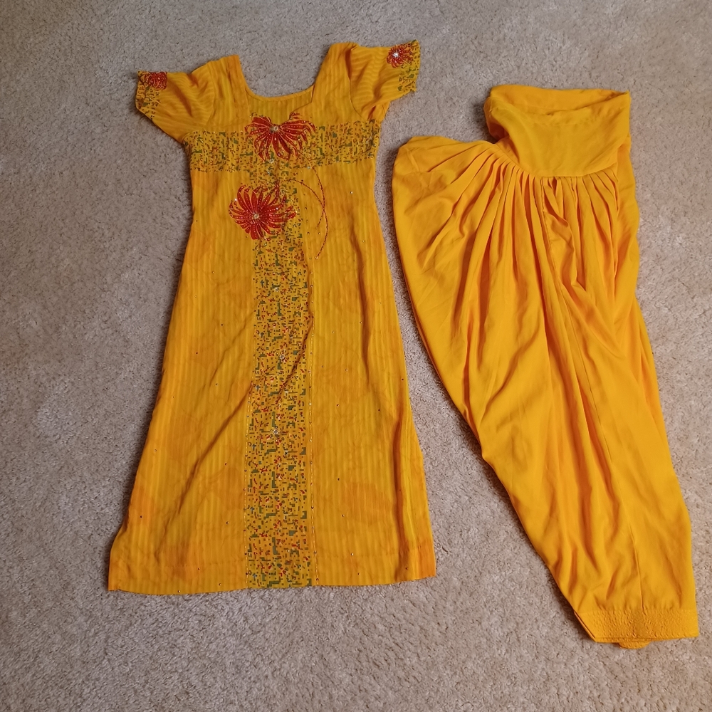 Beautiful Chiffon Sunflower Yellow Floral Blouse & Pants set w Sequence